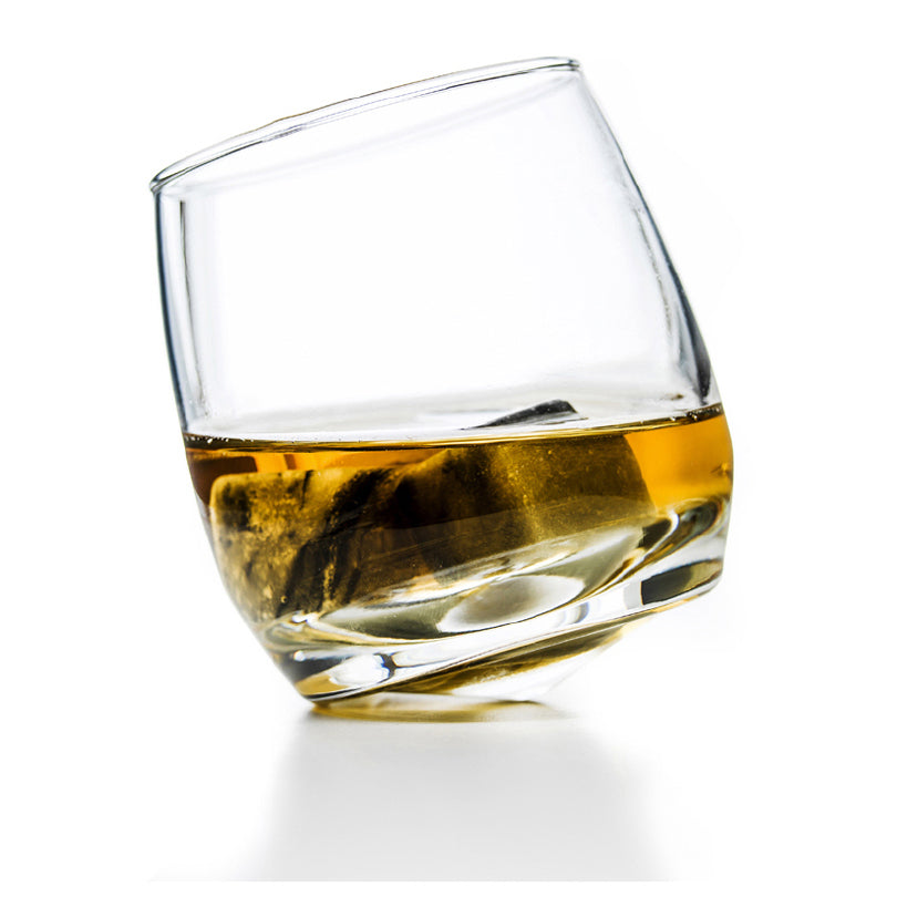 Set di 9 cubetti in granito refrigeranti. Basterà mettere i cubetti in un sacchetto e conservarli in freezer per almeno 4 ore. Aggiungete 2 o più cubetti al vostro bicchiere. Lasciateli riposare per qualche minuto e gustate il vostro drink! Dimensioni: cm 2x2x2. In negozio e online su tuttochic.it