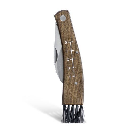 Coltello/Rancola per funghi con manico in legno di Acacia che riporta un righello e uno spazzolino, incluso una custodia in nylon che può essere facilmente agganciato alla cintura. Dimensioni: cm 6 x 3 x 15. In negozio e online su tuttochic.it