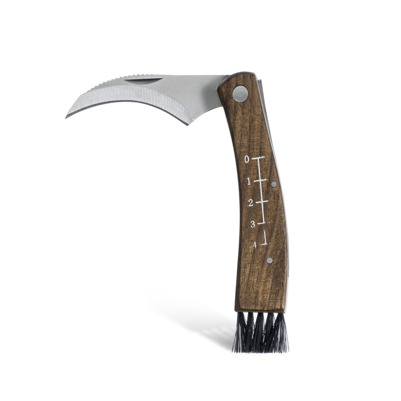 Coltello/Rancola per funghi con manico in legno di Acacia che riporta un righello e uno spazzolino, incluso una custodia in nylon che può essere facilmente agganciato alla cintura. Dimensioni: cm 6 x 3 x 15. In negozio e online su tuttochic.it