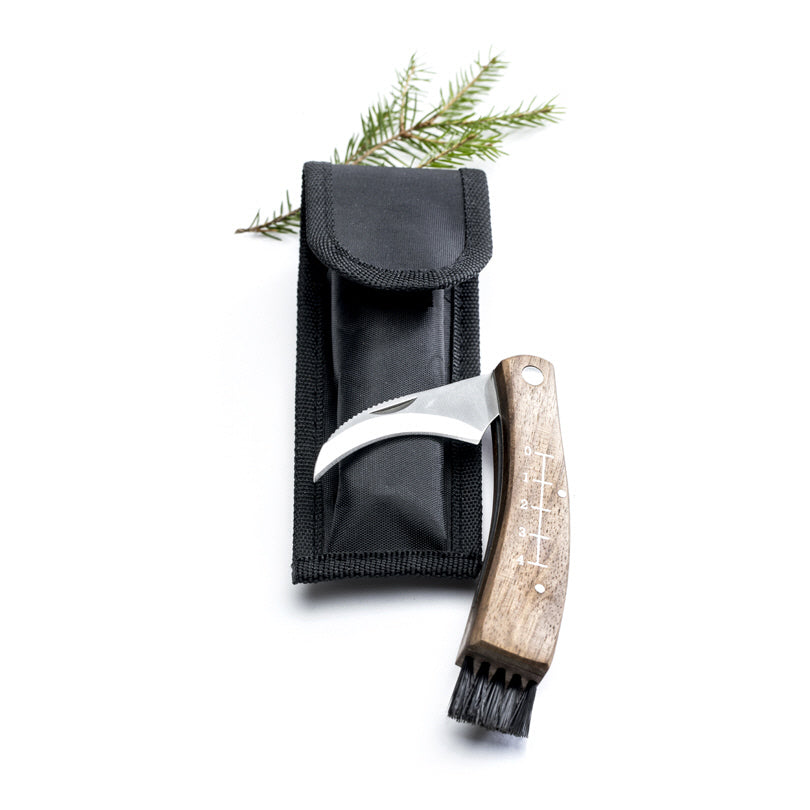 Coltello/Rancola per funghi con manico in legno di Acacia che riporta un righello e uno spazzolino, incluso una custodia in nylon che può essere facilmente agganciato alla cintura. Dimensioni: cm 6 x 3 x 15. In negozio e online su tuttochic.it