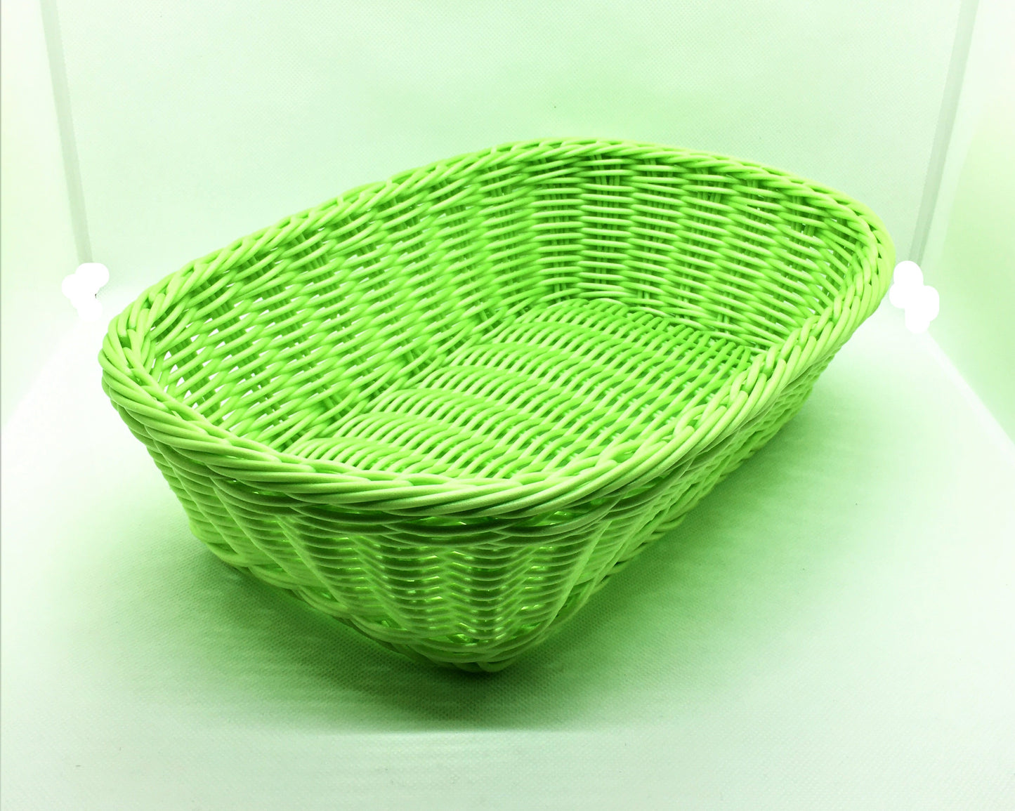 Cestino rettangolare in filo di plastica intrecciato di colore verde. Lavabile anche in lavastoviglie Dimensioni: cm 30 x 21 x 9 h. In negozio e online su tuttochic.it