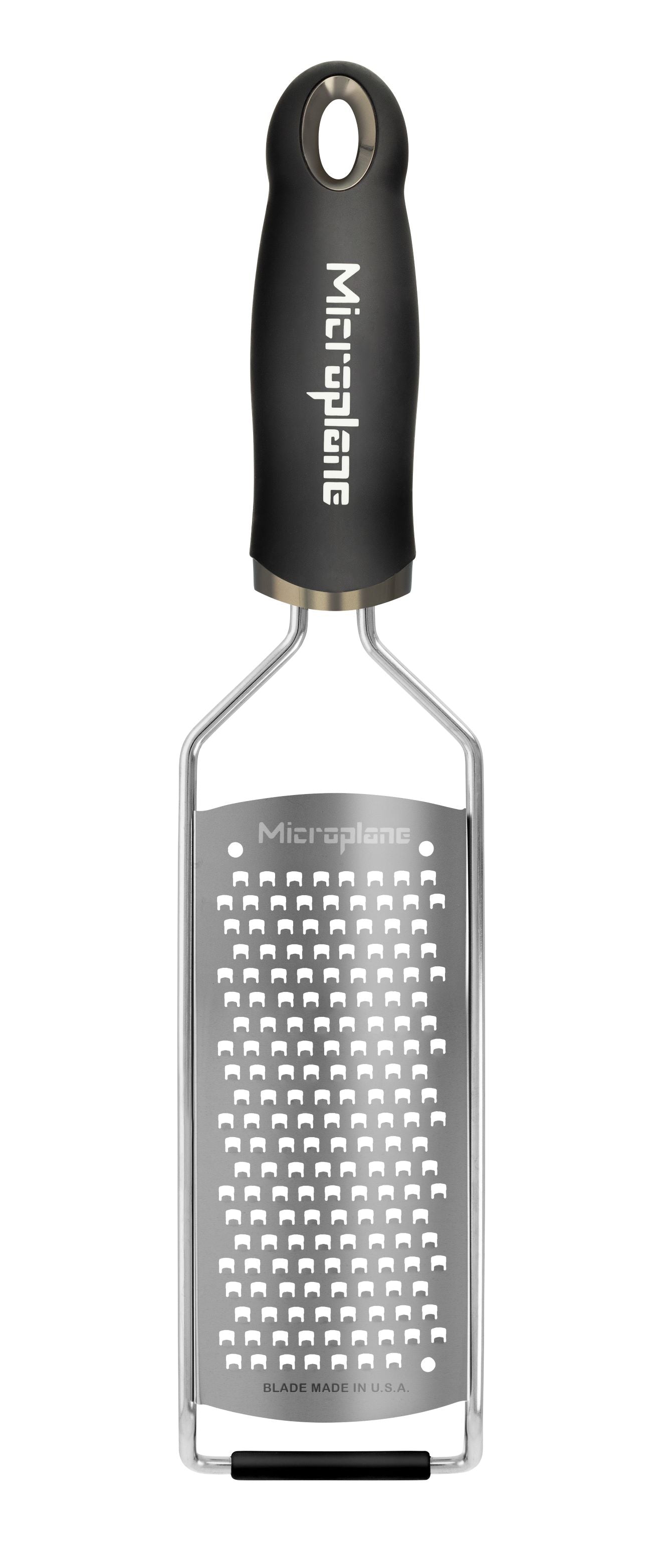 Grattugia Gourmet lama spessa. Con la lama spessa si tagliano formaggi, carote, zenzero, aglio, cocco e molti altri ingredienti, ottenendo scaglie di spessore maggiore. Facile da pulire. Misura: 31,2 cm x 7,5 cm x 3,00 cm Superficie grattugia: 12.6 cm x 6 cm. In negozio e online su tuttochic.it