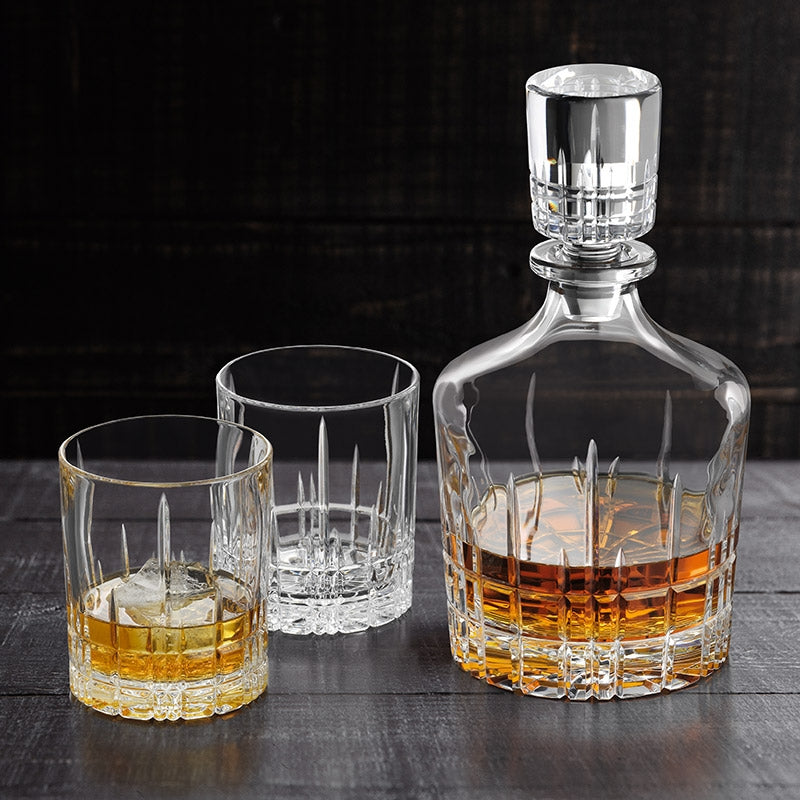 Il set da 3 pezzi include due bicchieri Double Old Fashioned e una caraffa abbinata. Unico e accattivante, questo set è il regalo perfetto per gli amanti del whisky che desiderano portare il loro liquore preferito a un livello superiore. Lavabile in lavastoviglie. In negozio e online su tuttochic.it