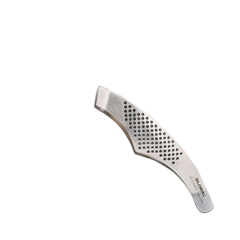 Caratterizzata da una forma arcuata e da un design tipico dei prodotti del marchio giapponese Global, questo utensile garantisce una presa salda e sicura, si rivela particolarmente indicato nel lavoro su salmone e pesce di analoga consistenza. In acciaio inox. Dimensioni cm 14. In negozio e online su tuttochic.it