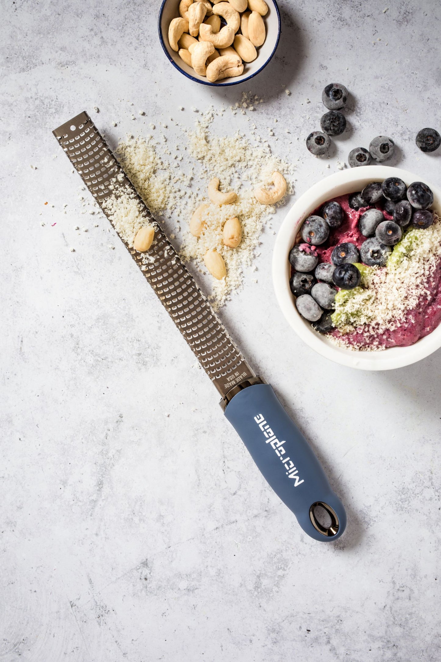 Con i suoi 400 dentini è perfetta per grattugiare la scorza di agrumi, i formaggi a pasta dura, il cioccolato, lo zenzero, l’aglio, la noce moscata, il tartufo, le spezie, le noci e tanto altro. Gli alimenti vengono tagliati con precisione senza essere strappati. In negozio e online su tuttochic.it