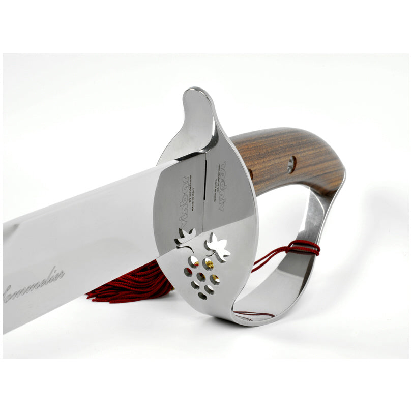 Sciabola per champagne in metallo con manico in legno con cassetta in legno. Il Sabrage è una tecnica per aprire le bottiglie di champagne con una sciabola (sabre in francese), usata solitamente come cerimoniale. Dimensioni cm 51x13/cassetta in legno cm 52x14,5x7,5. In negozio e online su tuttochic.it