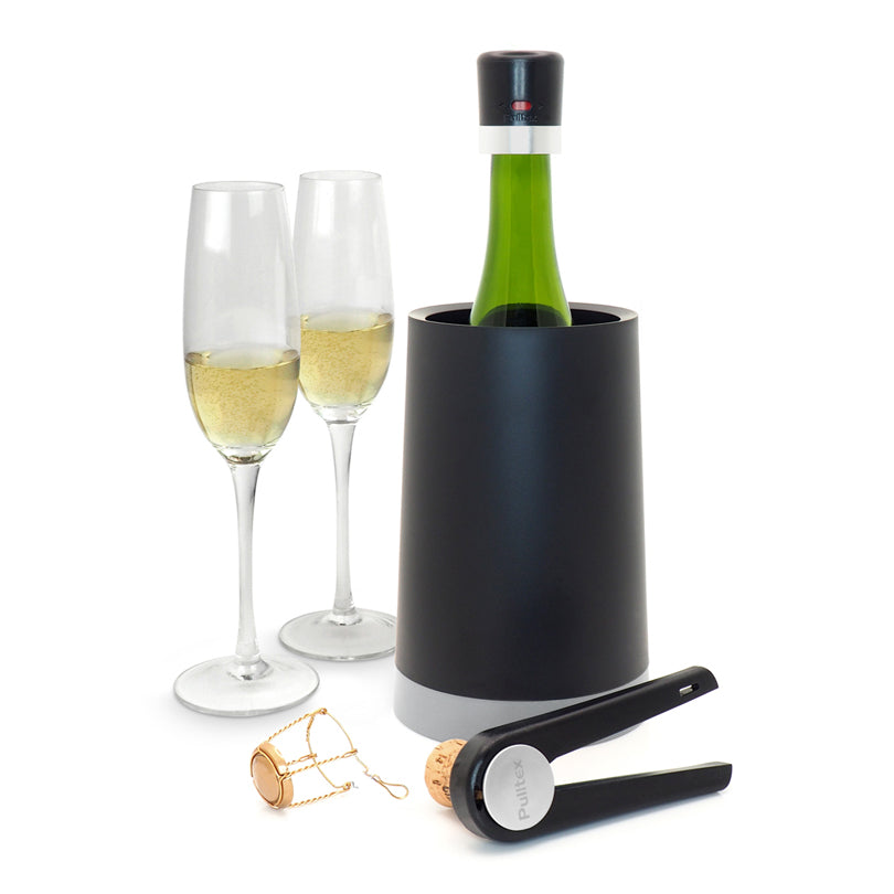 Il set è composto da 1 secchiello raffredda bottiglie con ice pack rimovibile, 1 pinza per champagne, che facilita l'apertura delle bottiglie di vini frizzanti e 1 tappo champagne, che impedisce il rilascio di acido carbonico. La pinza può essere utilizzata anche per l'aprire bottiglie con tappo a vite. tuttochic.it