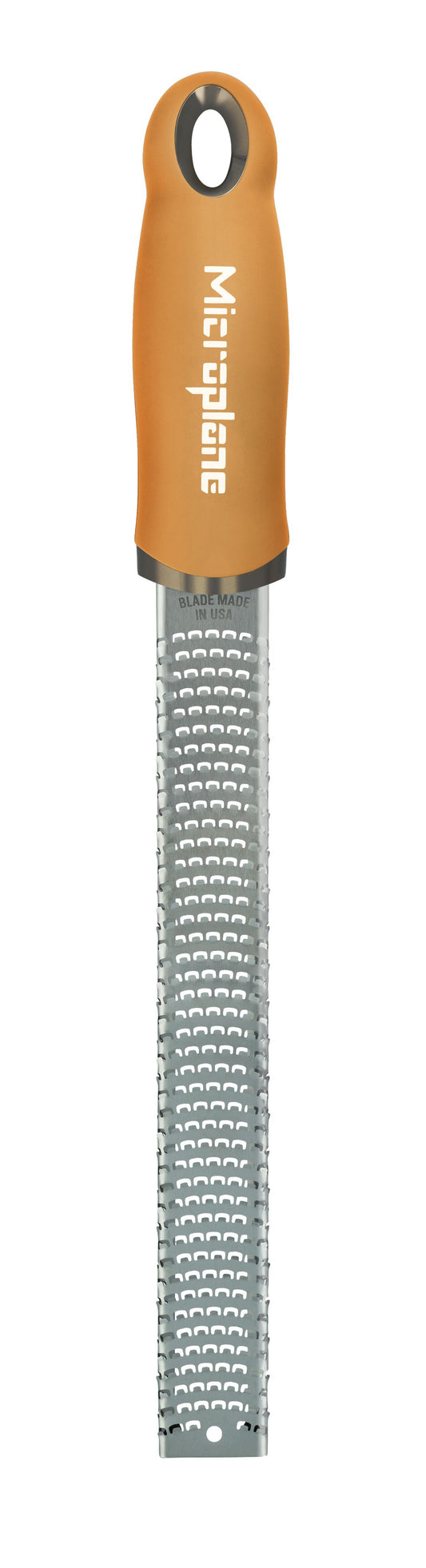 Con i suoi 400 dentini è perfetta per grattugiare la scorza di agrumi, i formaggi a pasta dura, il cioccolato, lo zenzero, l’aglio, la noce moscata, il tartufo, le spezie, le noci e tanto altro. Gli alimenti vengono tagliati con precisione senza essere strappati. In negozio e online su tuttochic.it