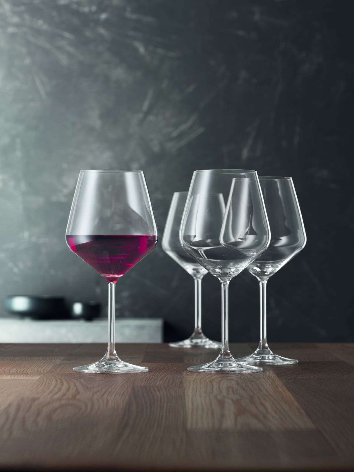 Set di 4 calici vino rosso da degustazione Burgundy in vetro cristallino. Dimensioni: mm 107 x 225 h Capacità: 640 ml Style è una serie di bicchieri con una concezione della forma molto moderna che con la loro caratteristica silhouette donano ad ogni tavola un'espressione di stile ed eleganza. Lavabile in lavastoviglie