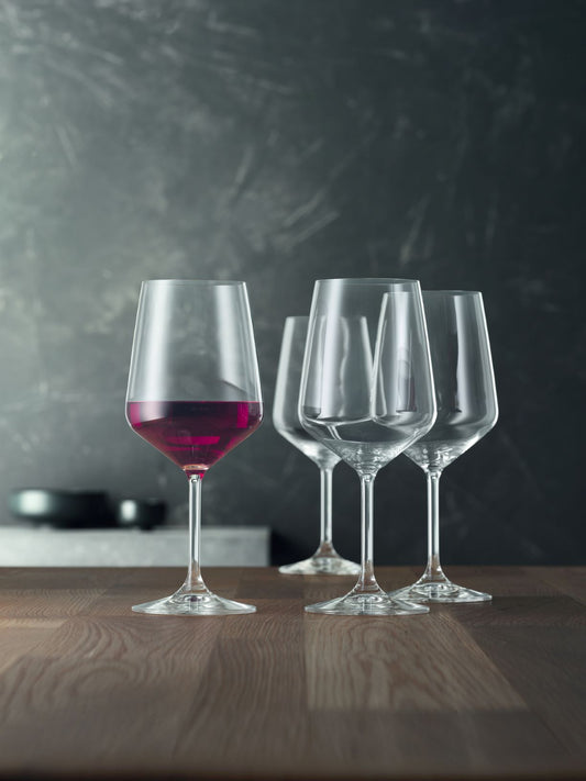 Set di 4 calici vino rosso da degustazione in vetro cristallino. Dimensioni: mm 96 x 230 h - Capacità: 630 ml Style è una serie di bicchieri con una concezione della forma molto moderna che con la loro caratteristica silhouette donano ad ogni tavola un'espressione di stile ed eleganza. Lavabile in lavastoviglie
