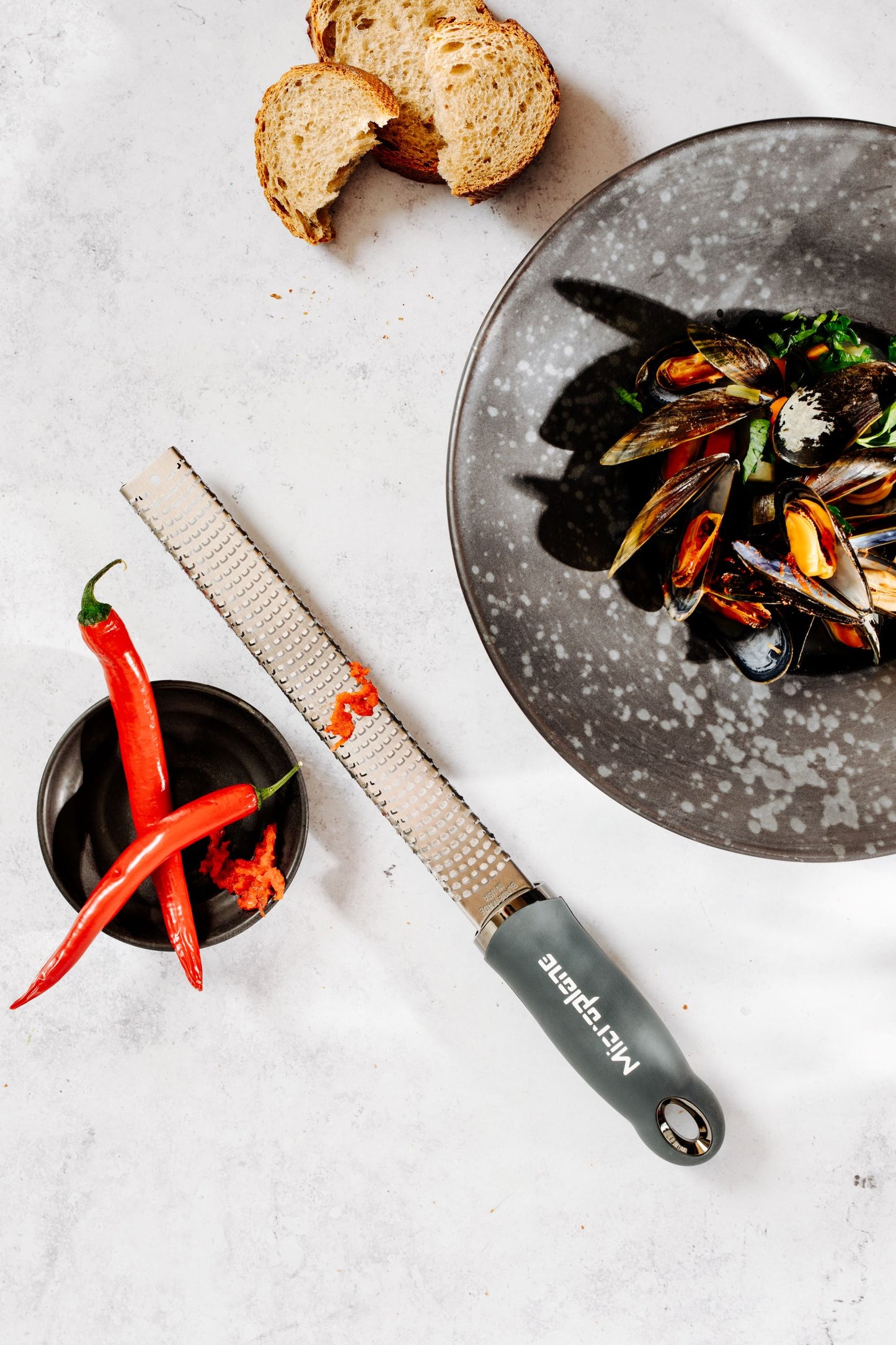 Con i suoi 400 dentini è perfetta per grattugiare la scorza di agrumi, i formaggi a pasta dura, il cioccolato, lo zenzero, l’aglio, la noce moscata, il tartufo, le spezie, le noci e tanto altro. Gli alimenti vengono tagliati con precisione senza essere strappati. In negozio e online su tuttochic.it