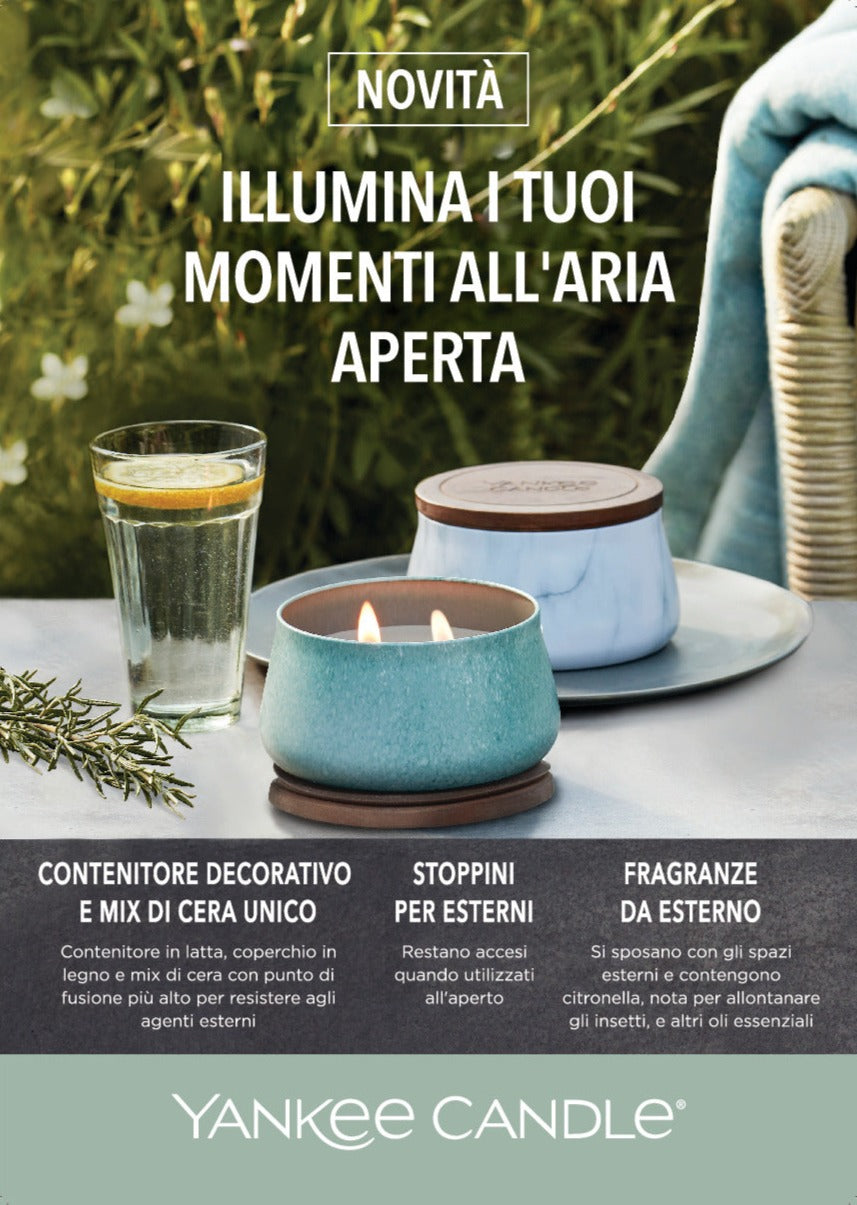 Candela creata appositamente per gli ambienti esterni. Outdoor Collection di Yankee Candle aiuta a creare un ambiente all'aria aperta piacevole che sembra parte della casa. fragranza Ocean Hibiscus perfetta per farvi compagnia all'aperto... profumi di fiori acquatici e la citronella. In negozio e online su tuttochic.it