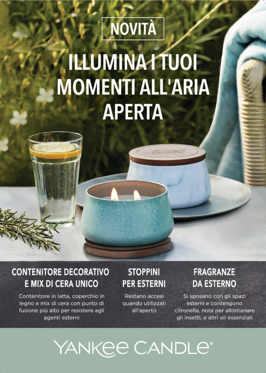 Candela creata appositamente per gli ambienti esterni. Outdoor Collection di Yankee Candle aiuta a creare un ambiente all'aria aperta piacevole che sembra parte della casa. fragranza Linden Tree Blossom Una combinazione di note che trasportano profumi ispirati alla rigogliosa ninfea. In negozio e online su tuttochic.it