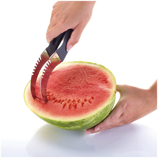 Accessorio per tagliare e servire le fette di anguria in modo facile e veloce - anche adatto per mango, avocado ecc. Dotato di un pratico manico in resina per un maneggio confortevole. Lavabile in lavastoviglie. Dimensioni: cm 23,5 x 3,8 x 6,8. In negozio e online