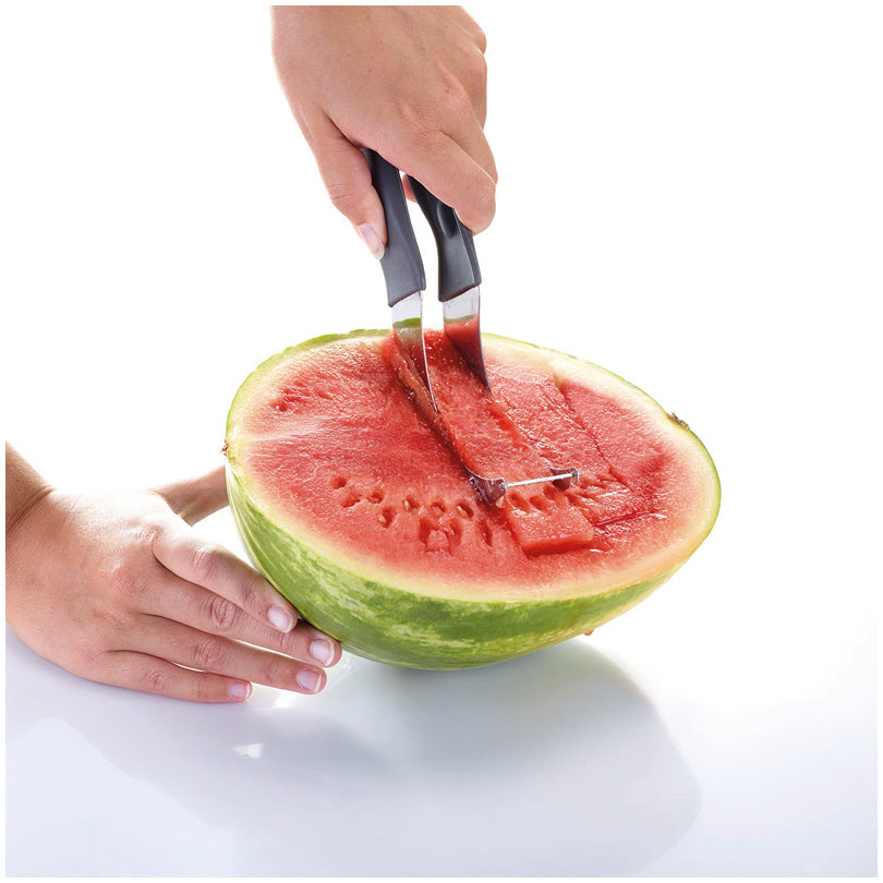Accessorio per tagliare e servire le fette di anguria in modo facile e veloce - anche adatto per mango, avocado ecc. Dotato di un pratico manico in resina per un maneggio confortevole. Lavabile in lavastoviglie. Dimensioni: cm 23,5 x 3,8 x 6,8. In negozio e online