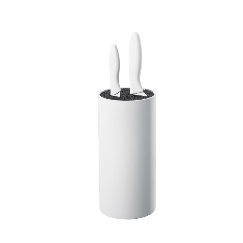 Ceppo portacoltelli di design di Zassenhaus ha un inserto di setole mobile invece di incavi rigidi. Può contenere coltelli con una lunghezza della lama fino a 20 cm. (Coltelli non inclusi) Dimensioni: Ø cm 11 x 22 h Peso: 1,175 kg Materiale: plastica. In negozio e online su tuttochic.it