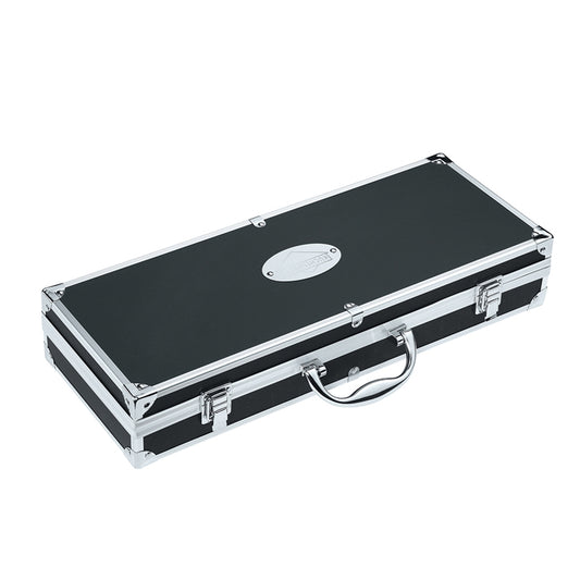 Set da barbecue in valigetta di alluminio. La valigetta contiene: 1 Forchetta da 42 cm 1 Paletta da 13 cm 1 Pinza da 40 cm 1 Spazzola da 43 cm 4 Spiedini da 41 cm