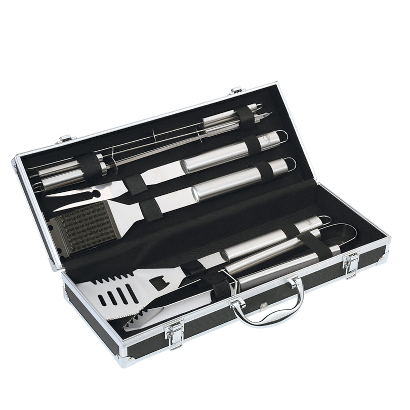 Set da barbecue in valigetta di alluminio. La valigetta contiene: 1 Forchetta da 42 cm 1 Paletta da 13 cm 1 Pinza da 40 cm 1 Spazzola da 43 cm 4 Spiedini da 41 cm