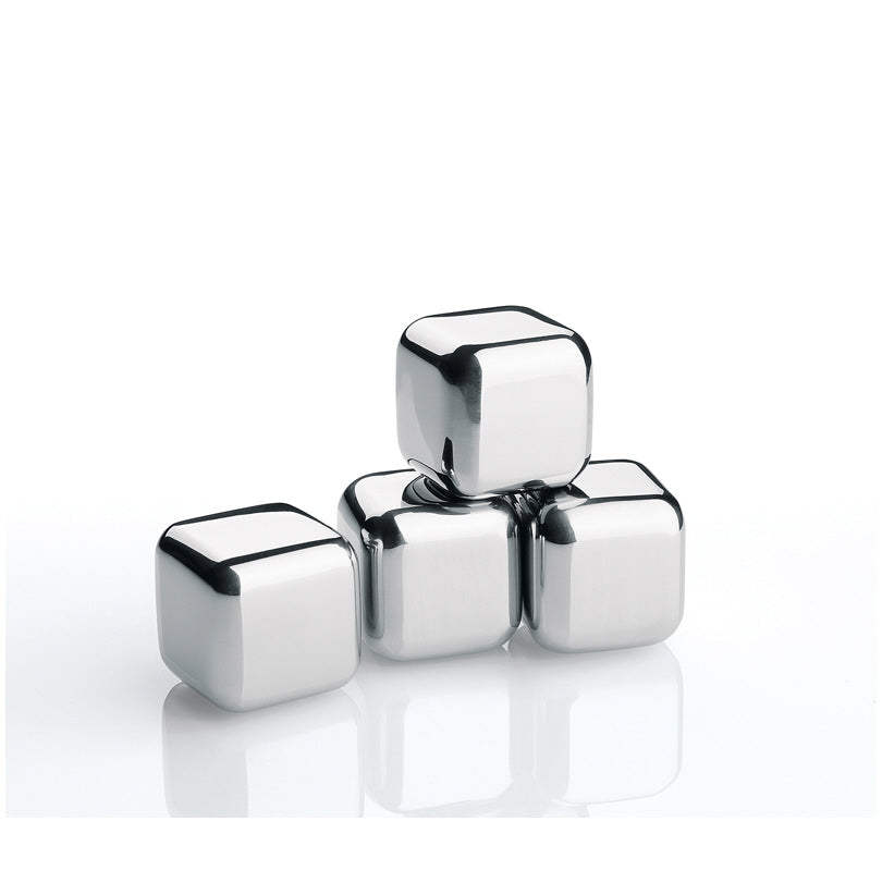 Confezione di 4 cubetti in acciaio inox con liquido refrigerante all'interno. Ideali per mantenere la bevanda perfettamente fresca, senza annacquarla. Da tenere in freezer per averli pronti all'occasione. Dimensioni singolo cubetto: cm 2,5 x 2,5 x 2,5. In negozio e online su tuttochic.it