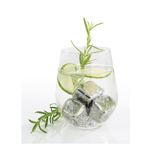Confezione di 4 cubetti in acciaio inox con liquido refrigerante all'interno. Ideali per mantenere la bevanda perfettamente fresca, senza annacquarla. Da tenere in freezer per averli pronti all'occasione. Dimensioni singolo cubetto: cm 2,5 x 2,5 x 2,5. In negozio e online su tuttochic.it