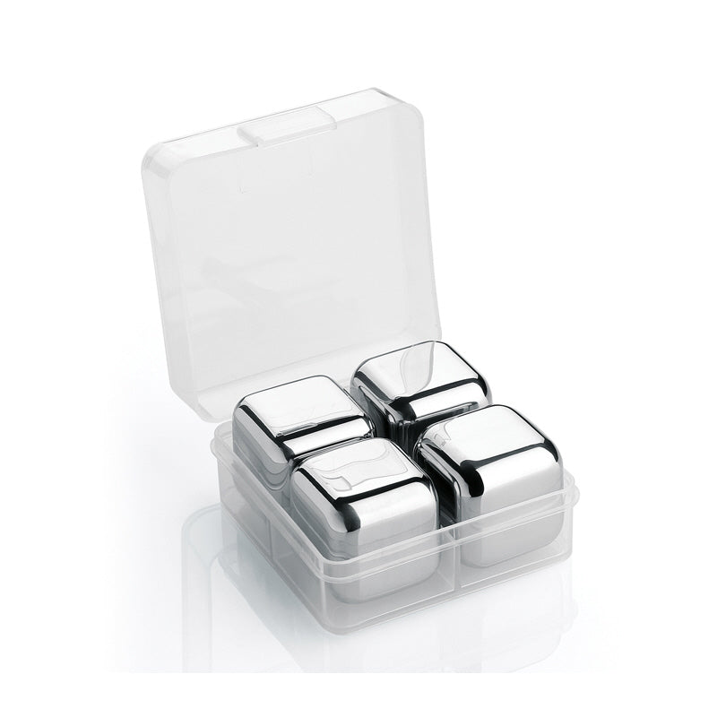 Confezione di 4 cubetti in acciaio inox con liquido refrigerante all'interno. Ideali per mantenere la bevanda perfettamente fresca, senza annacquarla. Da tenere in freezer per averli pronti all'occasione. Dimensioni singolo cubetto: cm 2,5 x 2,5 x 2,5. In negozio e online su tuttochic.it