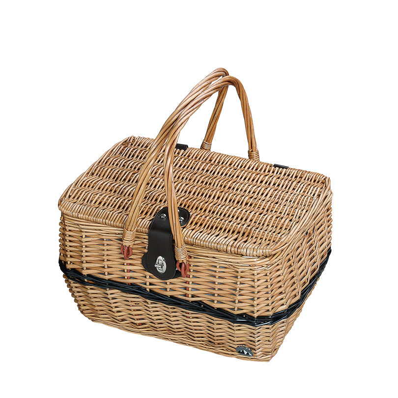 Intrecciato in vimini con fodera interna. Le cinghie interne ed esterne sono realizzate in similpelle. Dotato di un grande scompartimento termico. Contenuto: 4 coltelli, 4 forchette, 4 cucchiai, 4 bicchieri in vetro e 4 piatti in porcellana. Dimensioni: cm 40 x 28 x 25 h, 3,74 kg. In negozio e online su tuttochic.it