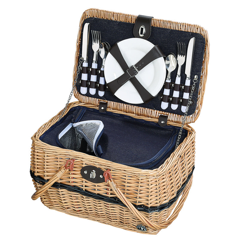 Intrecciato in vimini con fodera interna. Le cinghie interne ed esterne sono realizzate in similpelle. Dotato di un grande scompartimento termico. Contenuto: 4 coltelli, 4 forchette, 4 cucchiai, 4 bicchieri in vetro e 4 piatti in porcellana. Dimensioni: cm 40 x 28 x 25 h, 3,74 kg. In negozio e online su tuttochic.it
