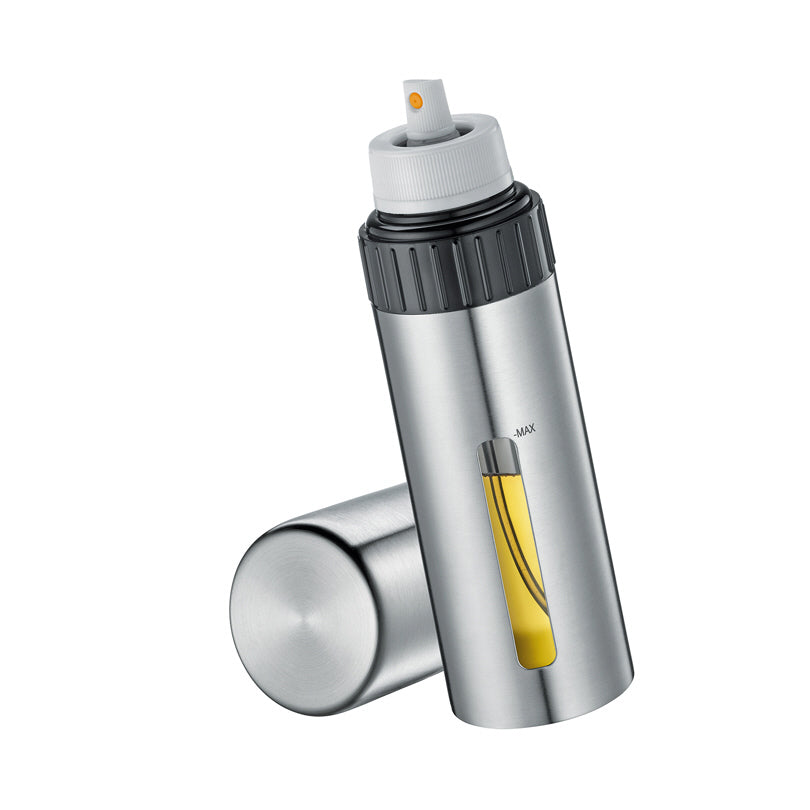Lo spray permette di dosare la quantità esatta di olio per condire ed aromatizzare p. es. insalate, pasta, carne o pesce. Basta qualche rapida pressione per distribuire i condimenti in modo semplice, preciso e veloce, senza sporcare. Materiale Acciaio inox,Resina Dimensioni cm Ø5x19. In negozio e online su tuttochic.it