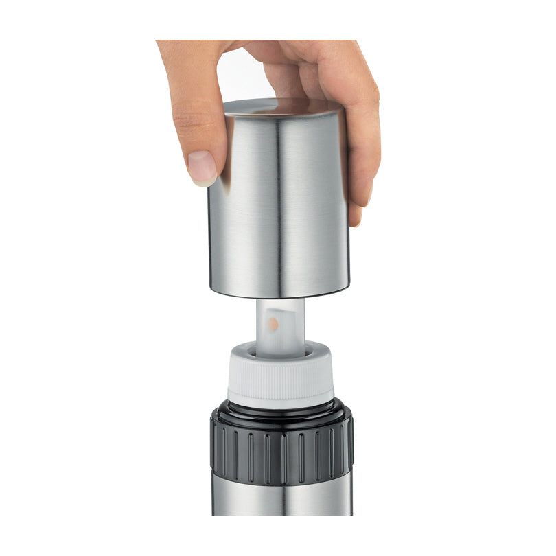 Lo spray permette di dosare la quantità esatta di olio per condire ed aromatizzare p. es. insalate, pasta, carne o pesce. Basta qualche rapida pressione per distribuire i condimenti in modo semplice, preciso e veloce, senza sporcare. Materiale Acciaio inox,Resina Dimensioni cm Ø5x19. In negozio e online su tuttochic.it