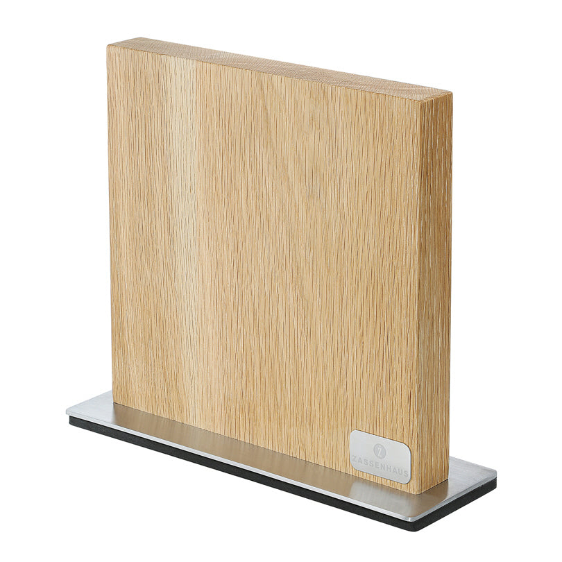 Il ceppo per coltelli magnetico ZASSENHAUS adorna ogni cucina come un oggetto di design. Il legno massiccio poggia su una piastra stabile in acciaio inossidabile. Forti strisce magnetiche sono incorporate all'interno di ciascun lato del ceppo. Peso: 3,02 kg Dimensioni: cm 28 x 9. In negozio e online su tuttochic.it