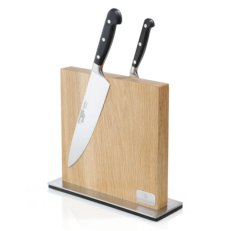 Il ceppo per coltelli magnetico ZASSENHAUS adorna ogni cucina come un oggetto di design. Il legno massiccio poggia su una piastra stabile in acciaio inossidabile. Forti strisce magnetiche sono incorporate all'interno di ciascun lato del ceppo. Peso: 3,02 kg Dimensioni: cm 28 x 9. In negozio e online su tuttochic.it