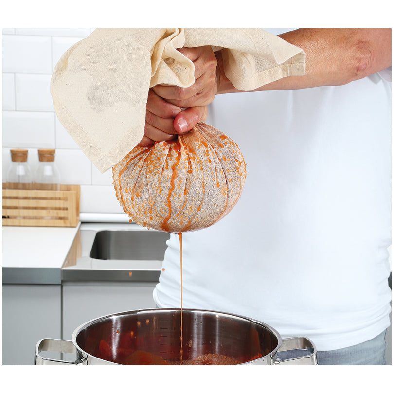 Il canovaccio filtrante KÜCHENPROFI, realizzato in cotone naturale, è un'aiutante indispensabile in cucina. Permette di chiarificare il brodo, di estrarre succhi o di preparare il latte vegano o formaggio fatto in casa. A prova di strappo e riutilizzabile. Lavabile a 60°C. In negozio e online su tuttochic.it
