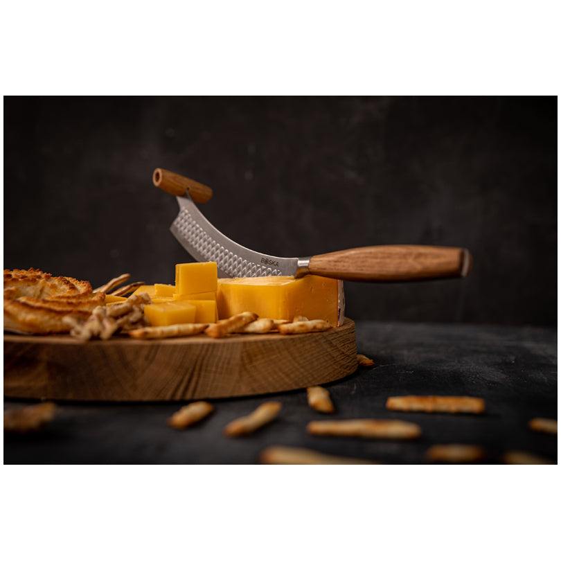 Il coltello formaggio è ideale per tagliare con facilità sia i formaggi freschi, che stagionati con crosta dura. La forma curva della lama consente di tagliare qualsiasi tipo di formaggio sul tagliere. Lavarlo a mano, non adatto al lavaggio in lavastoviglie. Dimensioni: cm 27,5 x 5. In negozio e online su tuttochic.it