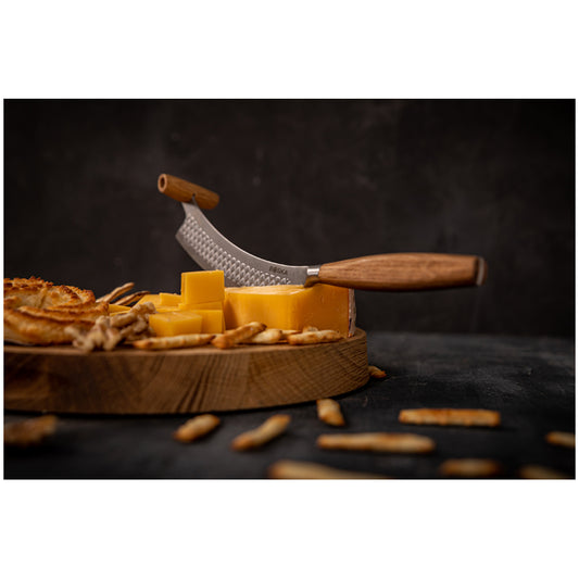 Il coltello formaggio è ideale per tagliare con facilità sia i formaggi freschi, che stagionati con crosta dura. La forma curva della lama consente di tagliare qualsiasi tipo di formaggio sul tagliere. Lavarlo a mano, non adatto al lavaggio in lavastoviglie. Dimensioni: cm 27,5 x 5. In negozio e online su tuttochic.it