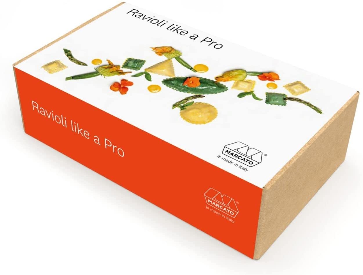 Il set è composto da: tavoletta per 24 ravioli quadrati; mattarello in legno massello di pero; stampino per ravioli tondo 58mm; stampino per raviolo ovale 100 mm stampino per raviolo triangolare 54mm; canovaccio e grembiule Marcato, 100% cotone; ricettario con piatti internazionali. In negozio e online su tuttochic.it