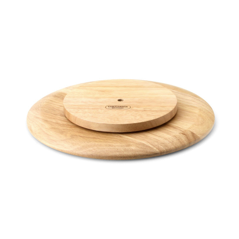  Pratico piatto girevole, realizzato in legno di albero di gomma, dal design elegante con cuscinetto a sfera in metallo robusto. Ideale come piatto di formaggi, piatto da torta, ecc. Dimensioni: diametro cm 40 x 3,5h. In negozio e online su tuttochic.it