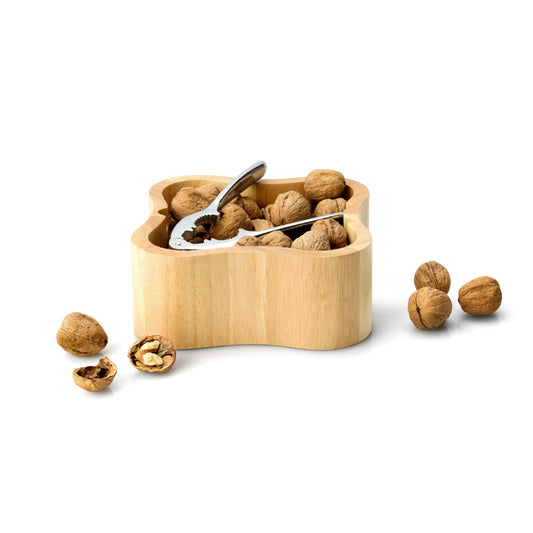 Ciotola portanoci in legno di albero di gomma, completa di uno schiaccianoci di alta qualità. Pulire la ciotola solo con un panno umido. L'eccessiva umidità o le differenze di temperatura possono portare a deformazioni, crepe e scolorimento. Dimensioni: cm 24,5x24,5x8. In negozio e online su tuttochic.it