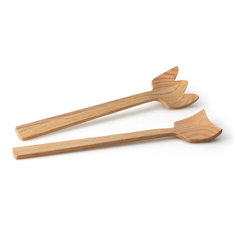 Il set posate, realizzato in legno di quercia, è composto da 1 cucchiaio e 1 forchetta. Pulirlo solo con un panno umido. Eccessiva umidità o differenze di temperatura possono provocare deformazioni, crepe e scolorimento. Dimensioni: lunghezza cm 30,5 - larghezza cm 7. In negozio e online su tuttochic.it
