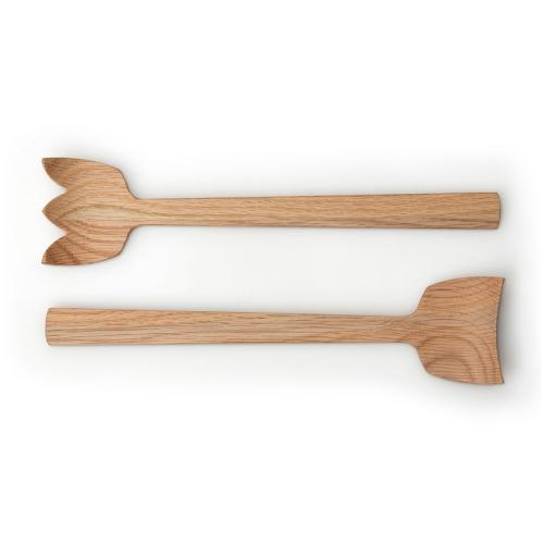 Il set posate, realizzato in legno di quercia, è composto da 1 cucchiaio e 1 forchetta. Pulirlo solo con un panno umido. Eccessiva umidità o differenze di temperatura possono provocare deformazioni, crepe e scolorimento. Dimensioni: lunghezza cm 30,5 - larghezza cm 7. In negozio e online su tuttochic.it