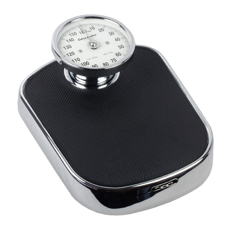 Bilancia pesapersone meccanica in metallo cromato e piano gommato nero.- capacità massima 160 kg- divisione 1 kg Dimensioni: cm 34 x 27 x 13h. In negozio e online su tuttochic.it