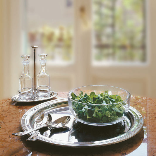 Servizio oliera e acetiera in acciaio argentato e cristallo della collezione Elite di Sambonet. Provvedere ad una lucidatura con l’ausilio di specifici prodotti per l'argento. Dimensioni: Altezza: 21,7 cm larghezza: 12,80 cm, lunghezza: 19.20 cm Peso dell'articolo: 920 gr. In negozio e online su tuttochic.it