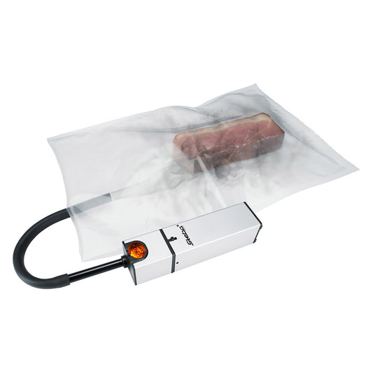 Ideale per aromatizzare alimenti come il prosciutto, il formaggio o la carne. Dotato di un tubo da 25 cm per l'affumicatura in contenitori o sacchetti chiudibili. Adatto anche per aromatizzare alimenti con té o erbe aromatiche. Smontabile ed alimentato da batterie. In negozio e online su tuttochic.it