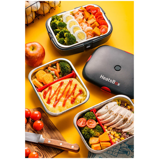 HeatsBox è un lunchbox riscaldante (fino a 85°C) ed intelligente, dotato della tecnologia di riscaldamento multi-lato brevettata. Questa tecnologia consente di riscaldare il vostro piatto o anche di tostare un panino croccante in pochi minuti. Dimensioni: mm 222 x 166 x 78. In negozio e online su tuttochic.it