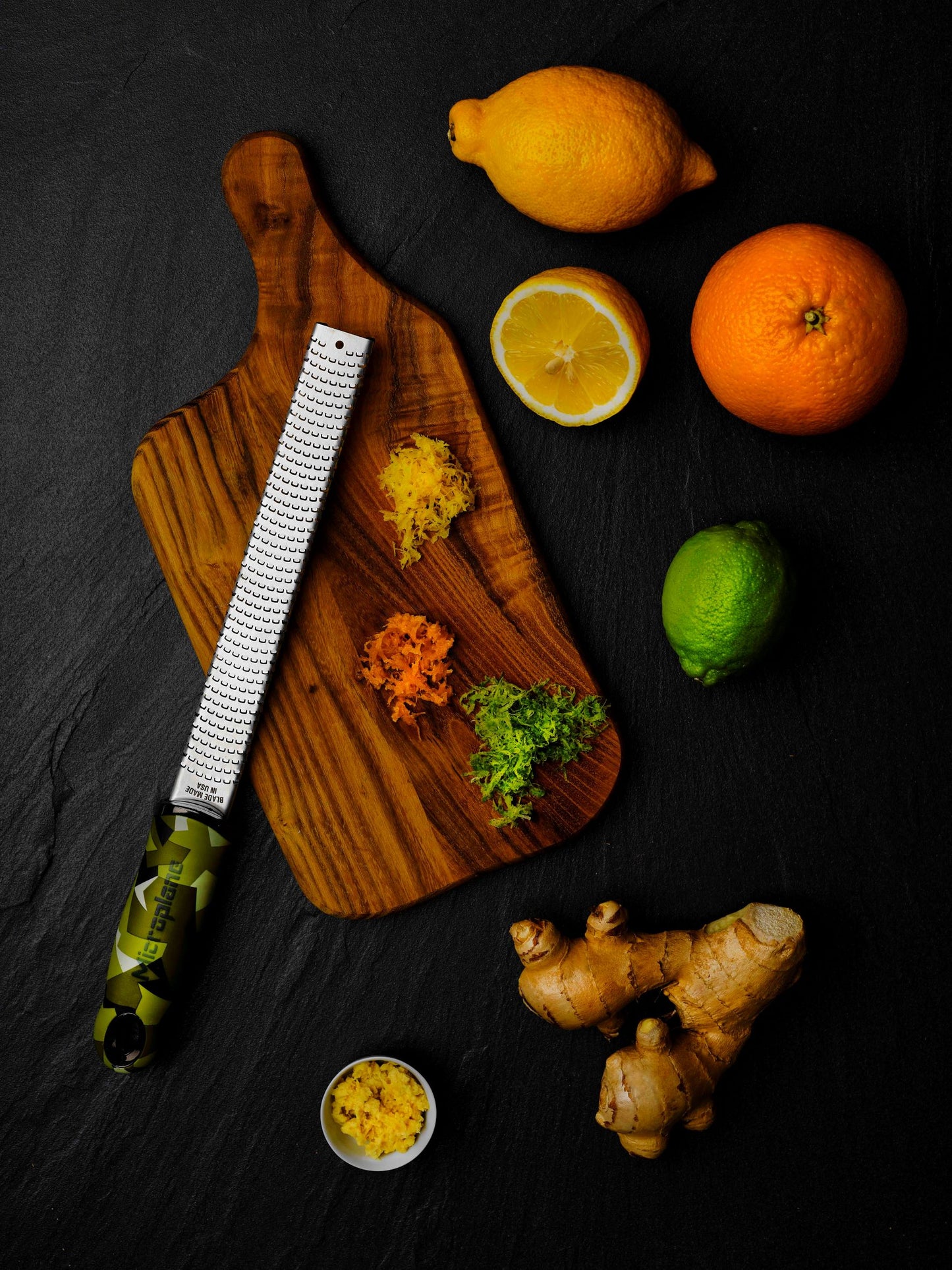 Con i suoi 400 dentini è perfetta per grattugiare la scorza di agrumi, i formaggi a pasta dura, il cioccolato, lo zenzero, l’aglio, la noce moscata, il tartufo, le spezie, le noci e tanto altro. Gli alimenti vengono tagliati con precisione senza essere strappati. In negozio e online su tuttochic.it