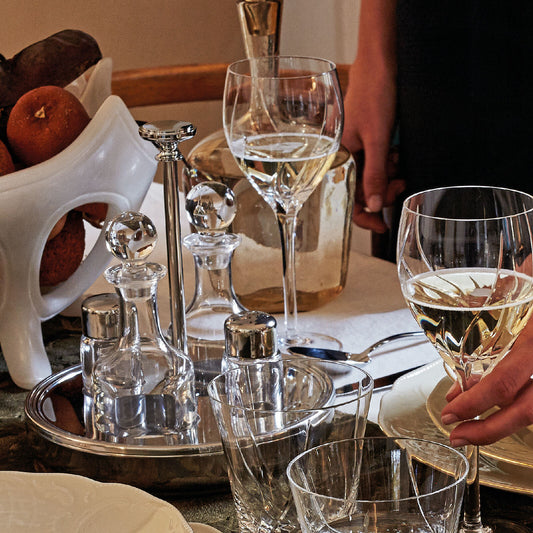 Set olio, aceto, sale e pepe con cestello rotondo in acciaio argentato e cristallo della collezione Elite di Sambonet. Provvedere ad una lucidatura con l’ausilio di specifici prodotti per l'argento. Dimensioni: Altezza: 20,50 cm Diametro: 19,00 cm Peso dell'articolo: 1,56 kg. In negozio e online su tuttochic.it