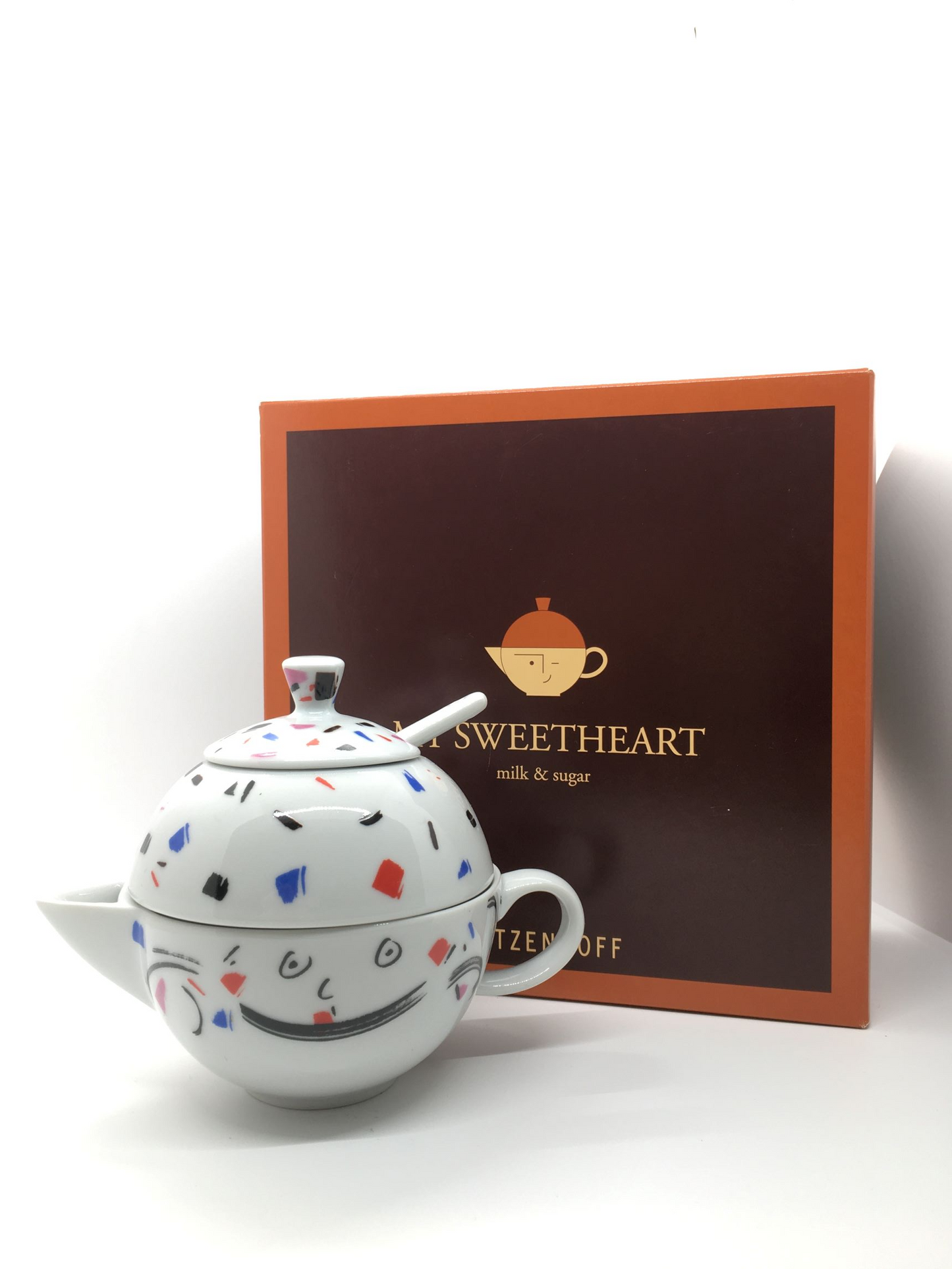 Set lattiera con sopra zuccheriera e cucchiaino in porcellana decorata da Roger Selden nel 2003, Edizione Limitata, della linea "My Sweetheart" di Ritzenhoff. Dimensioni: mm 100 x 114 h