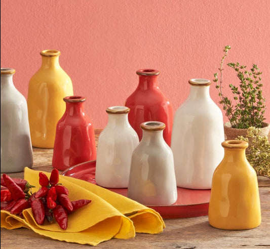 Contenitore bottiglia in gres porcellanato di colore grigio perla. Dimensioni e capacità: 500 ml Un contenitore per l’olio, per il vino, per i fiori o per qualsiasi cosa suggerisca la tua fantasia. Orci di Concerto,per arricchire e completare la mise en place. In negozio e online su tuttochic.it