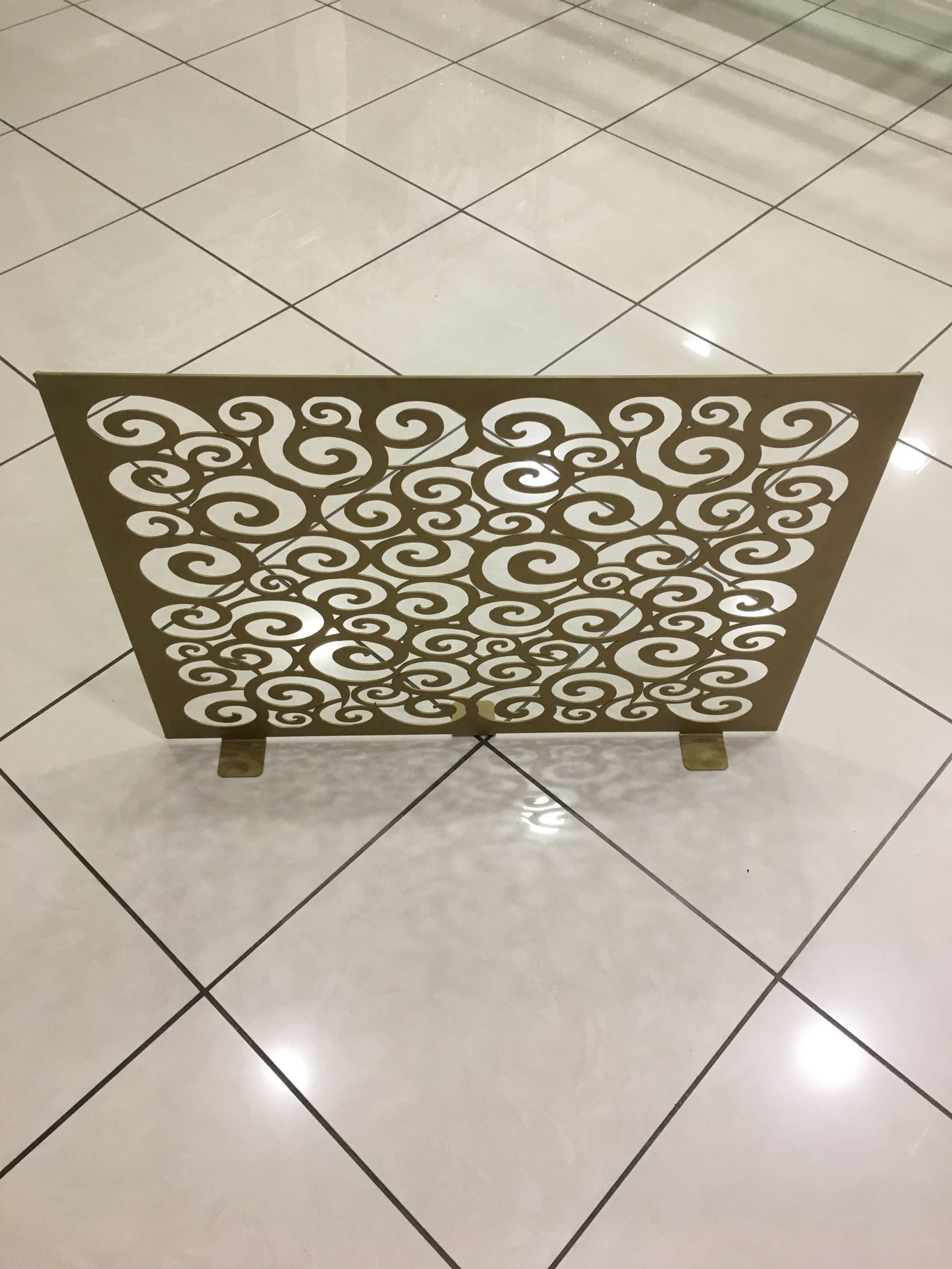 Parascintille in metallo lavorato, colore oro laccato. Dimensioni: cm. 70 x 51 H