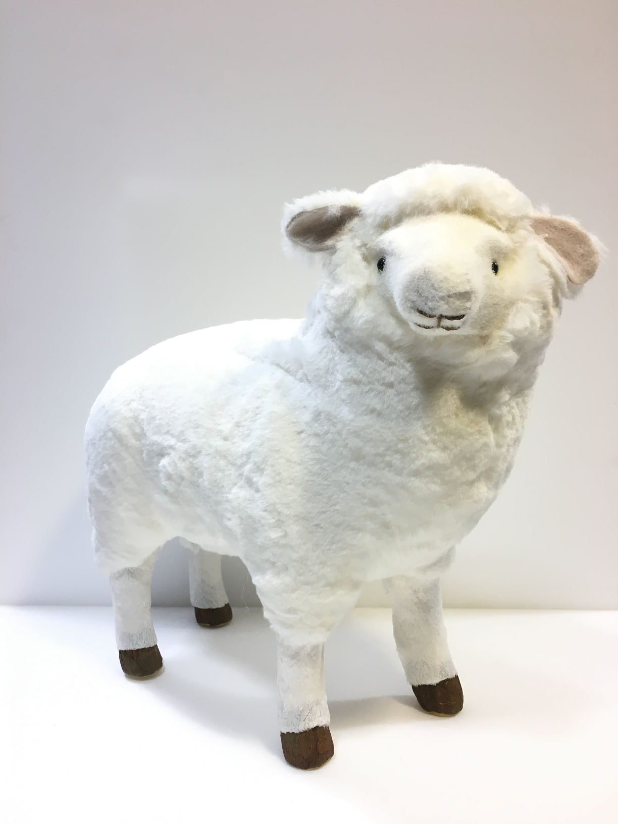 Pecorella grande di peluche. Dimensioni: cm 40 x 36 h Articolo decorativo, non è un giocattolo.