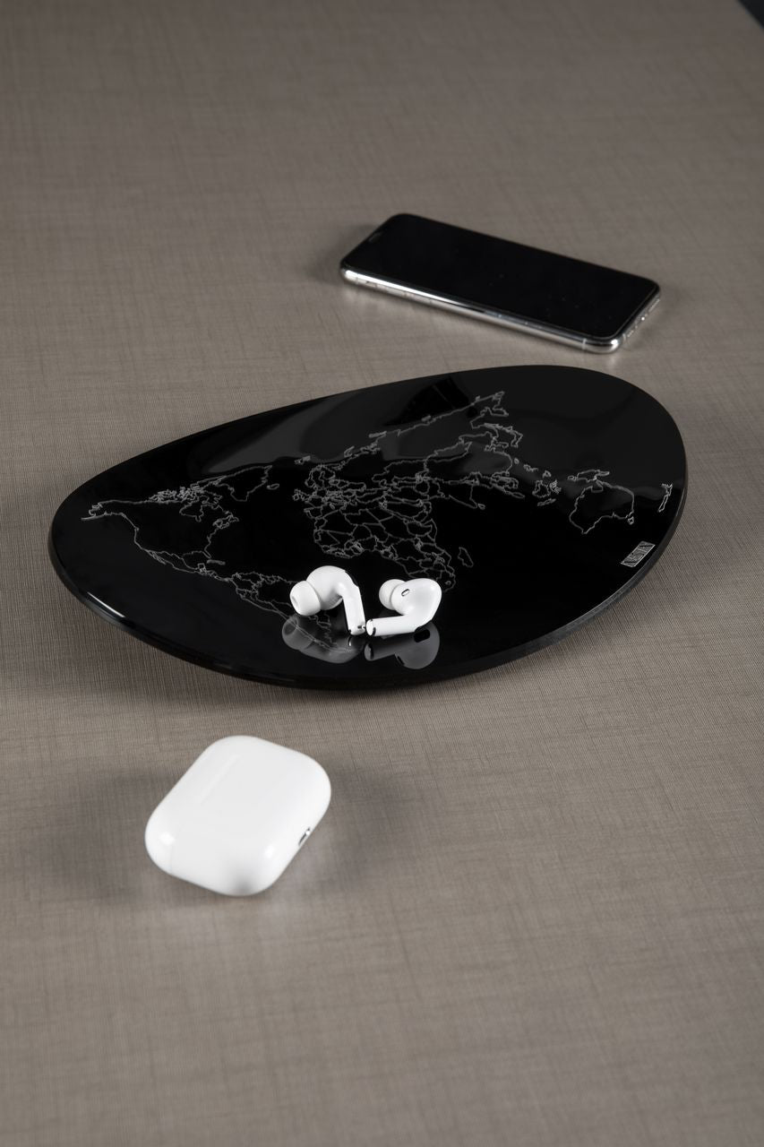 Vuotatasche in cristallo acrilico bicolore con incisione. Dimensioni diametro cm 25 x 3 h. GLOBAL THINKING è un elegante vuotatasche in cristallo acrilico bicolore con incisione laser che ricrea il planisfero. In negozio e online su tuttochic.it